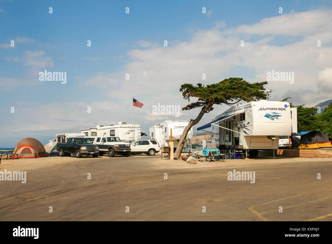 Les maisons mobiles et autres véhicules dans un parking de Faria Beach National Park, en Californie. Banque D'Images