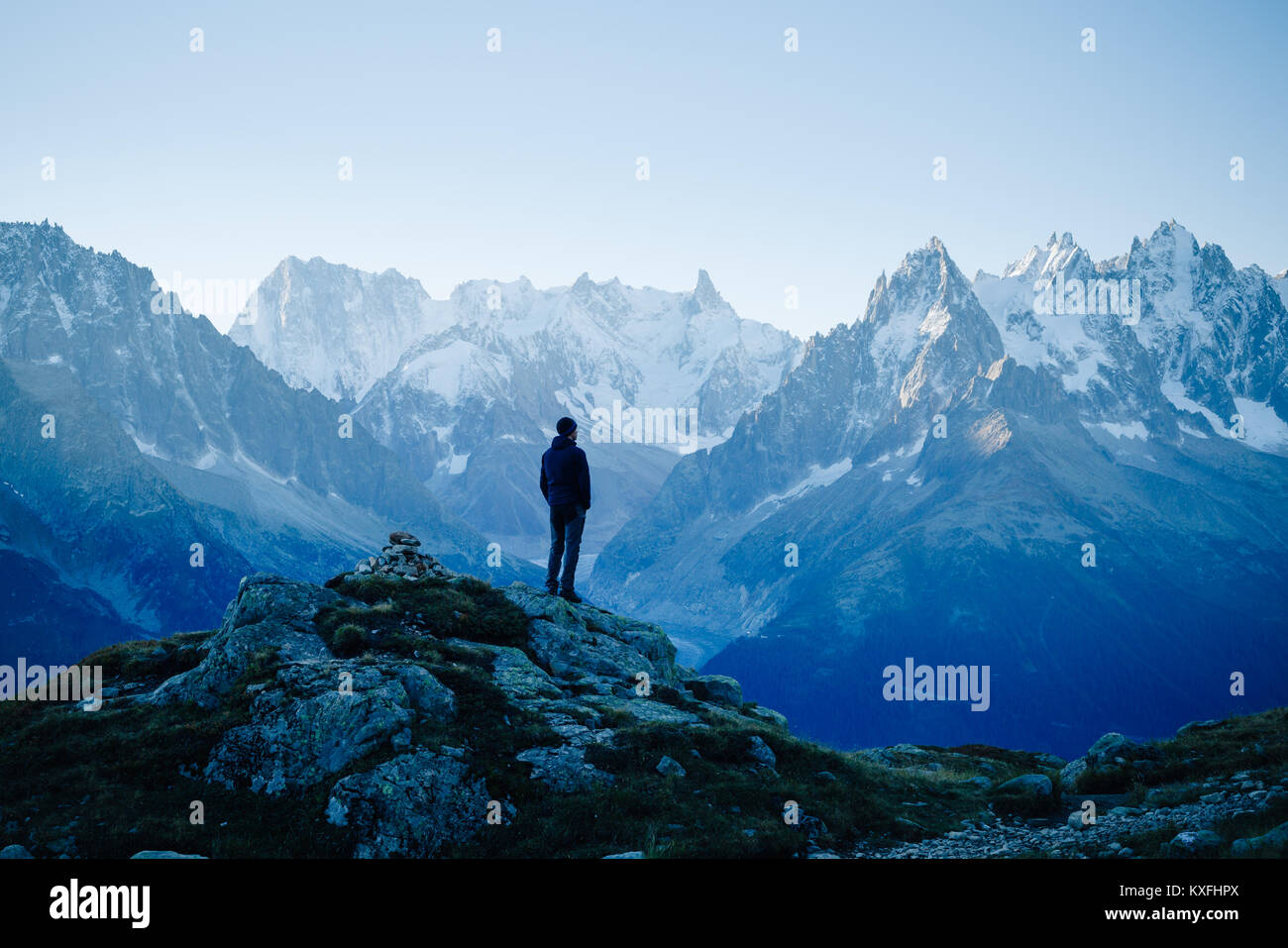 L'homme regardant les montagnes près de Chamonix, France. Film ancien style. Banque D'Images