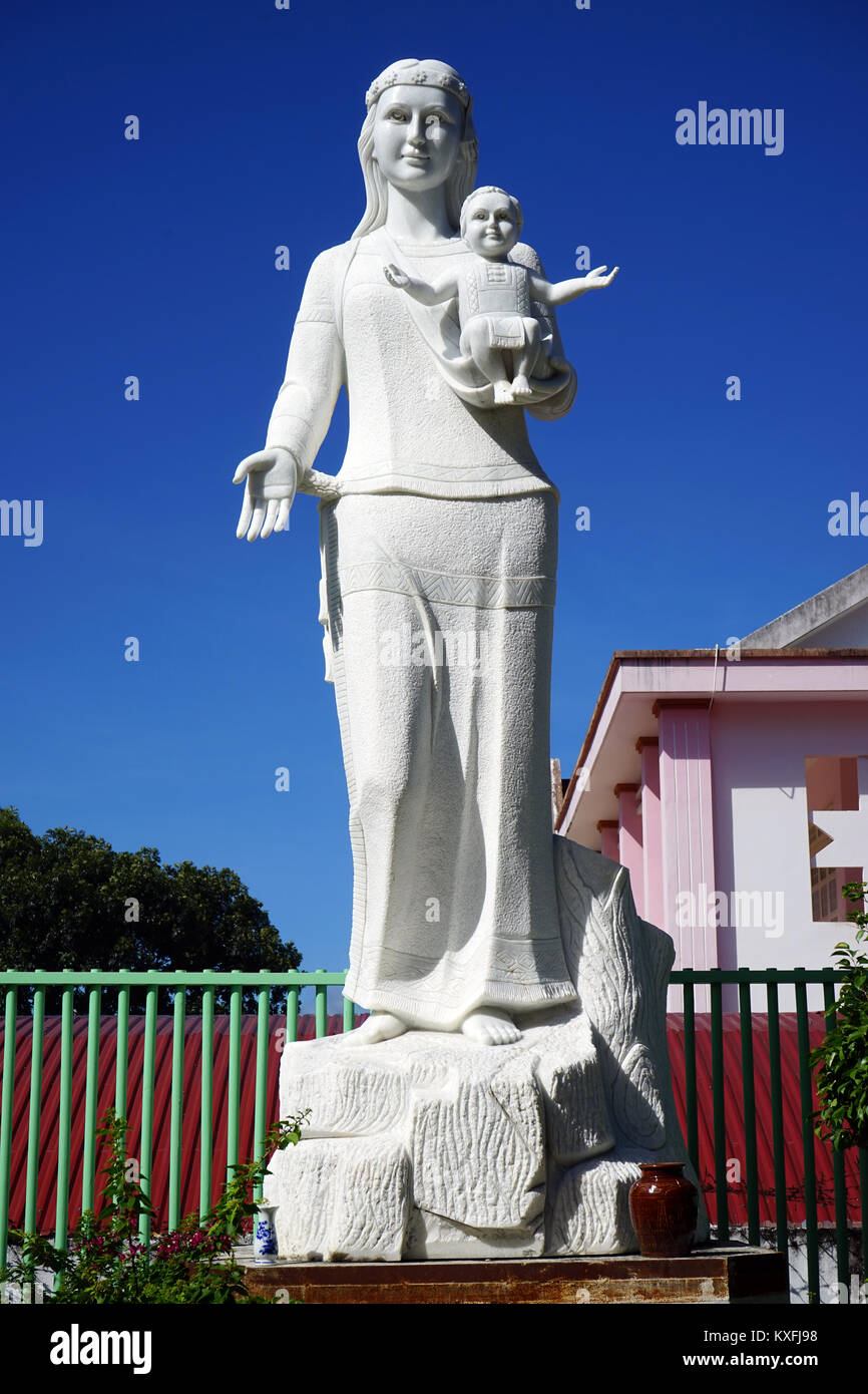 KON TUM, VIETNAM - circa 2017janvier statue de femme et bébé près de Bishop's building Banque D'Images