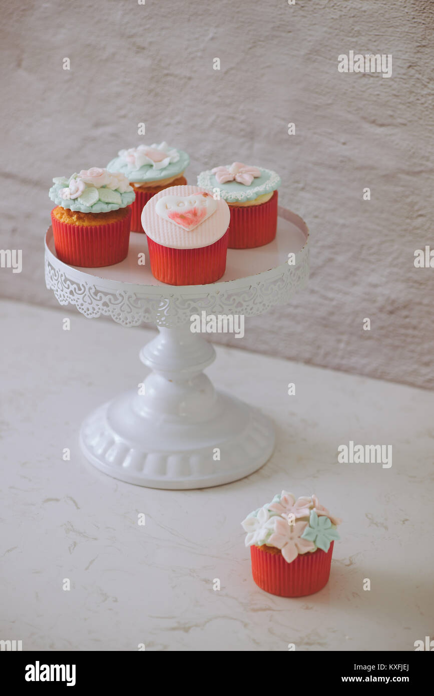 De nombreux yummy cupcakes. Valentine sweet love cupcake on table sur un fond clair Banque D'Images