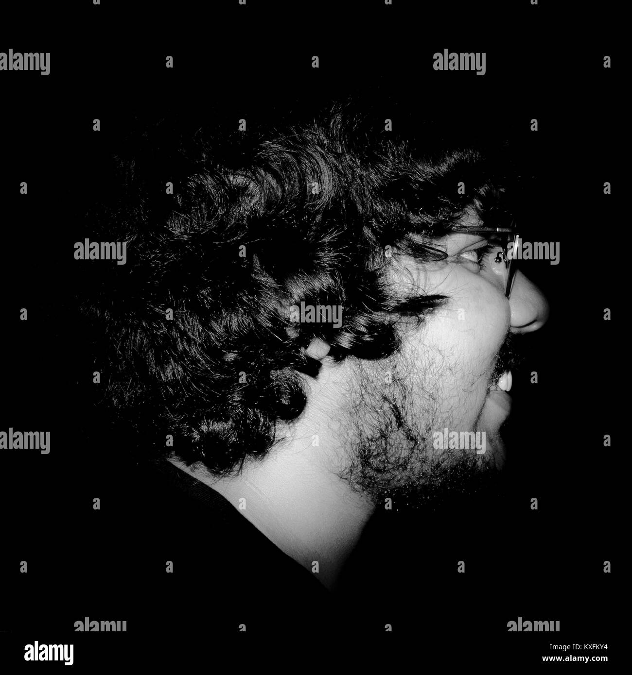 Portrait Close-up Portrait of Young man with Eyeglasses sur fond noir. Banque D'Images