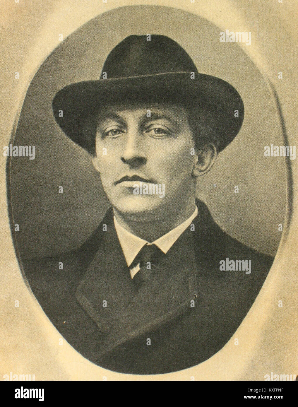 Une photographie datée de 1910, montrant probablement une personne, un événement ou une scène non identifié du début du XXe siècle, offrant un aperçu de la vie historique et de la mode de l'époque. Banque D'Images