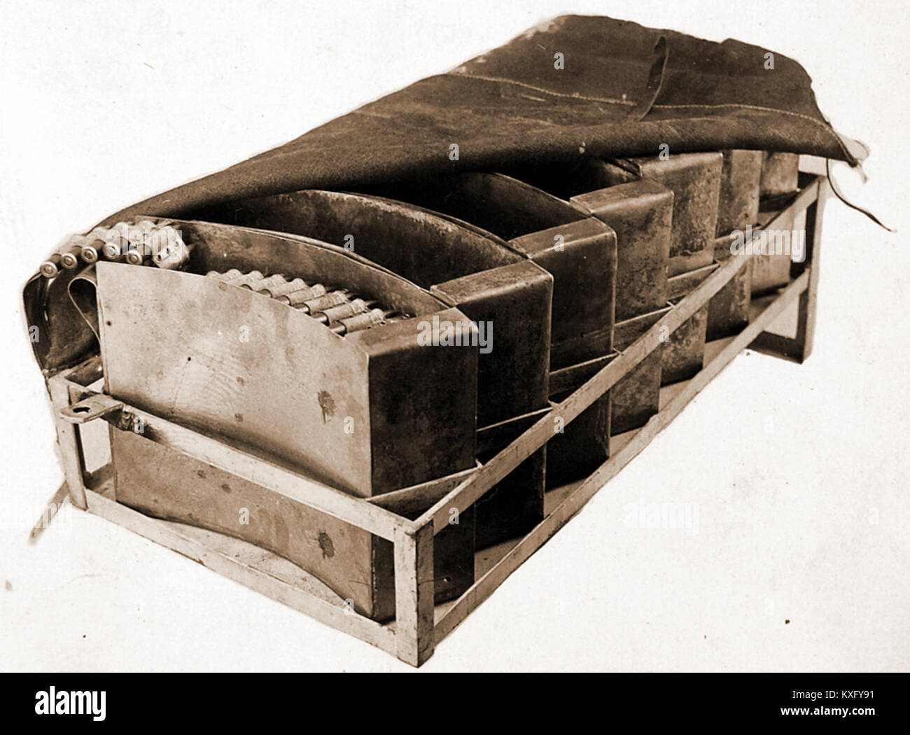 Cette référence identifie le support de ceinture de munitions de mitrailleuse et le système de montage conçus pour le char léger amphibie soviétique T‑37A et l'installation connexe de la mitrailleuse d'avion ShKAS comme adaptation d'armement de char. Banque D'Images