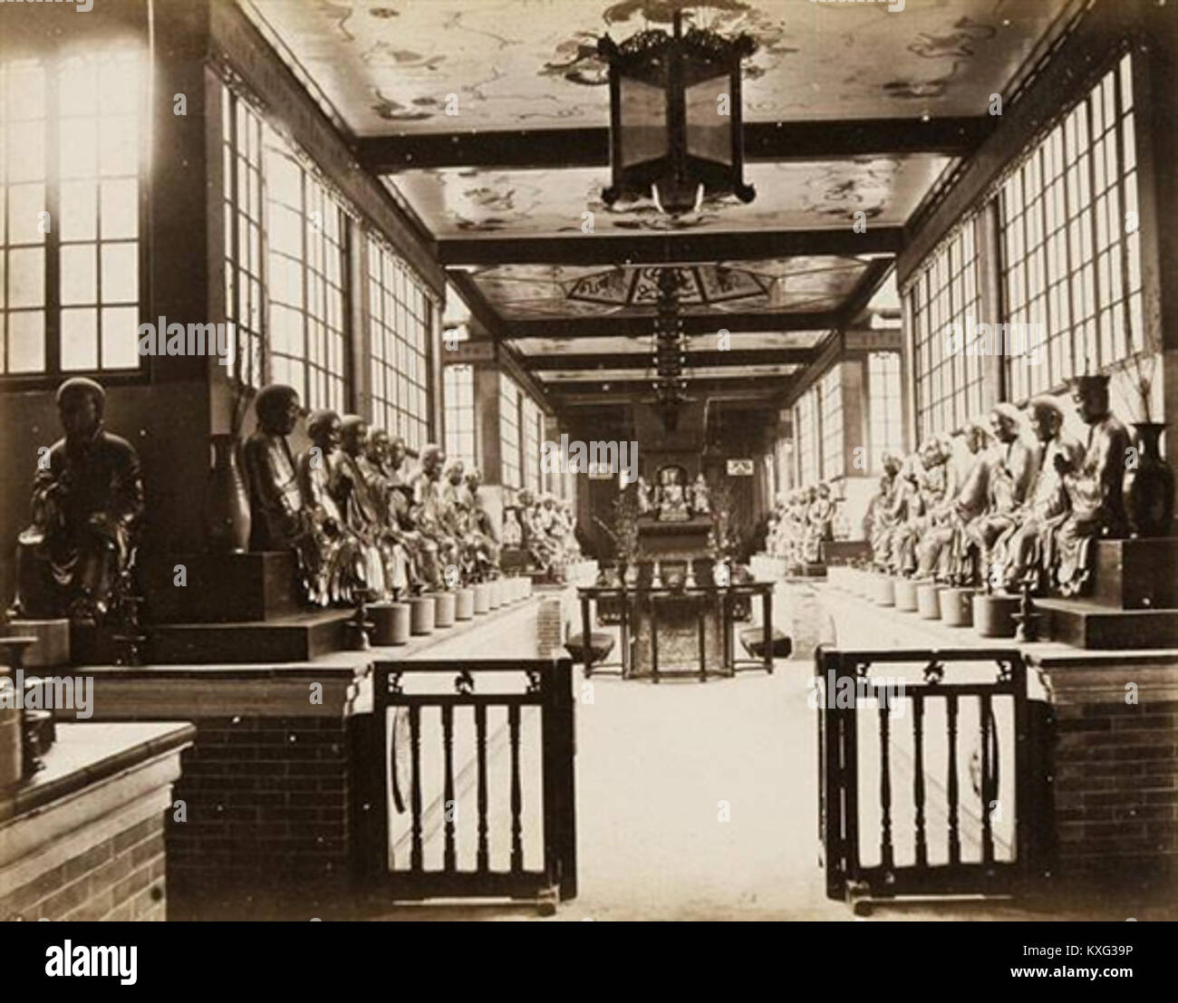 Hall de cinq cents Arhats au temple Hualin, un site bouddhiste important en Chine connu pour ses nombreuses statues de disciples éclairés. Banque D'Images