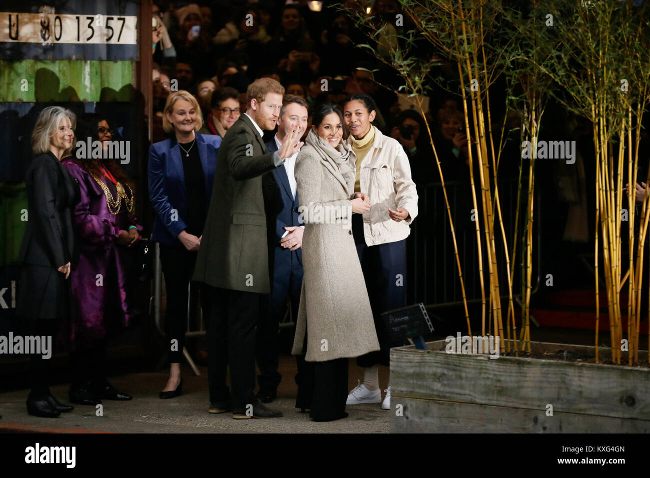 Londres, Grande-Bretagne. Jan 9, 2018. Le prince Harry (4e R) et Meghan Markle (2e R) arrivent pour une visite à Reprezent Radio à Brixton pop à Londres, la Grande-Bretagne, le 9 janvier, 2018. Le prince Harry et Meghan Markle sont de se marier lors d'une cérémonie au château de Windsor, le 19 mai. Crédit : Tim Irlande/Xinhua/Alamy Live News Banque D'Images