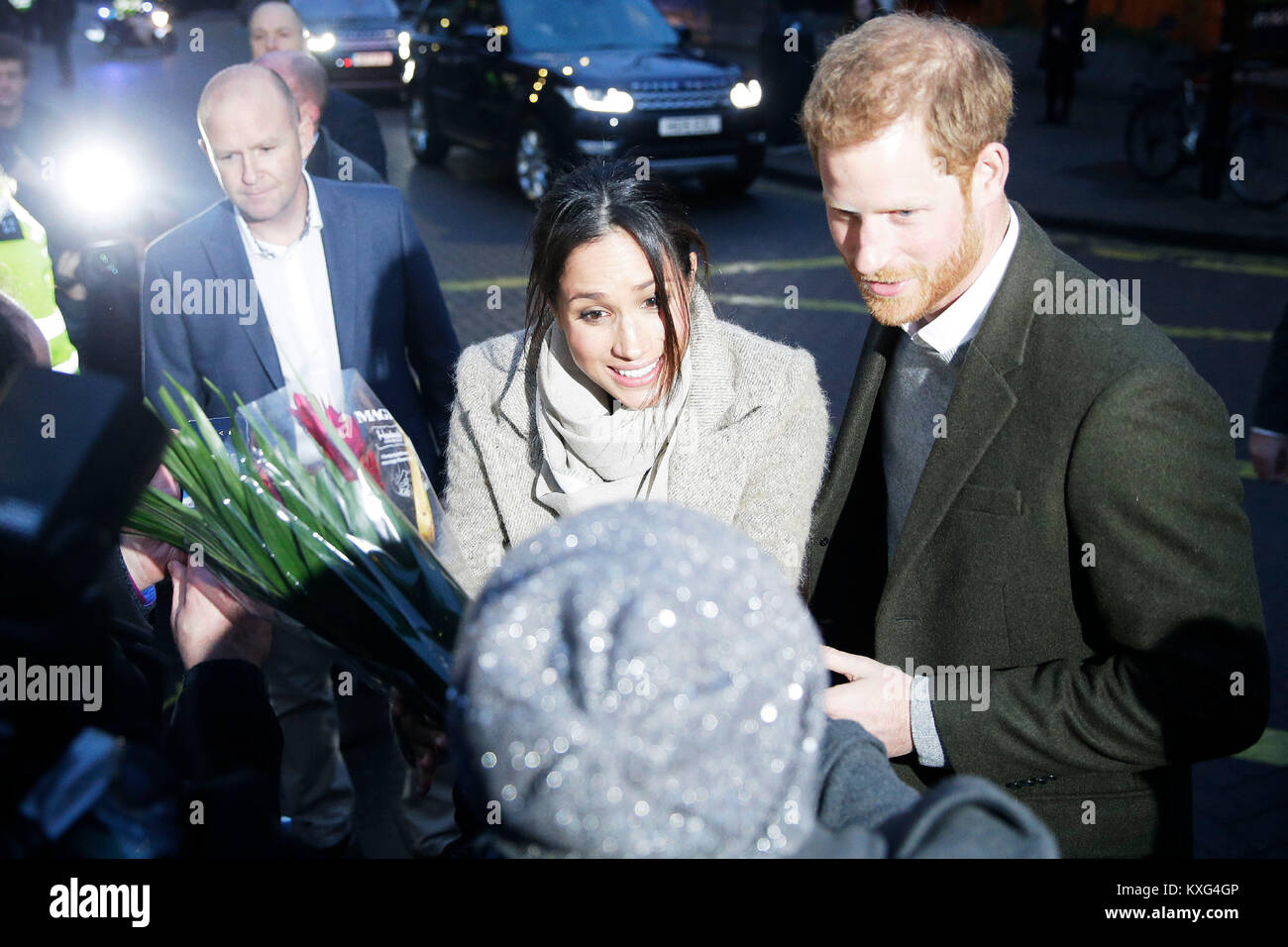 Londres, Grande-Bretagne. Jan 9, 2018. Le prince Harry (R) et Meghan Markle (C) le congé après une visite à Reprezent Radio à Brixton pop à Londres, la Grande-Bretagne, le 9 janvier, 2018. Le prince Harry et Meghan Markle sont de se marier lors d'une cérémonie au château de Windsor, le 19 mai. Crédit : Tim Irlande/Xinhua/Alamy Live News Banque D'Images