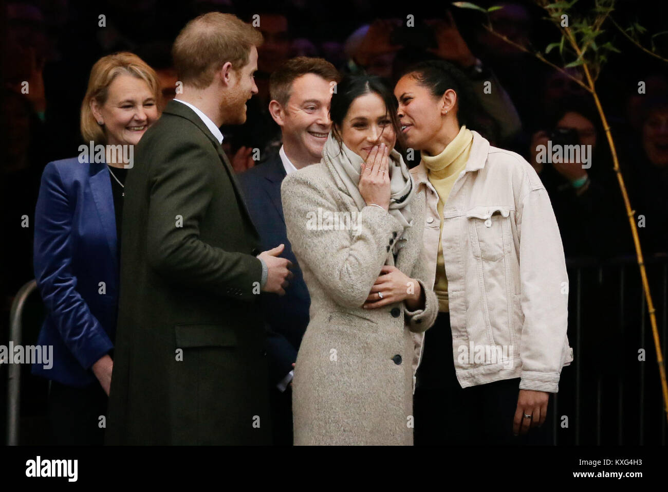 Londres, Grande-Bretagne. Jan 9, 2018. Le prince Harry (2L) et Meghan Markle (2e R) arrivent pour une visite à Reprezent Radio à Brixton pop à Londres, la Grande-Bretagne, le 9 janvier, 2018. Le prince Harry et Meghan Markle sont de se marier lors d'une cérémonie au château de Windsor, le 19 mai. Crédit : Tim Irlande/Xinhua/Alamy Live News Banque D'Images