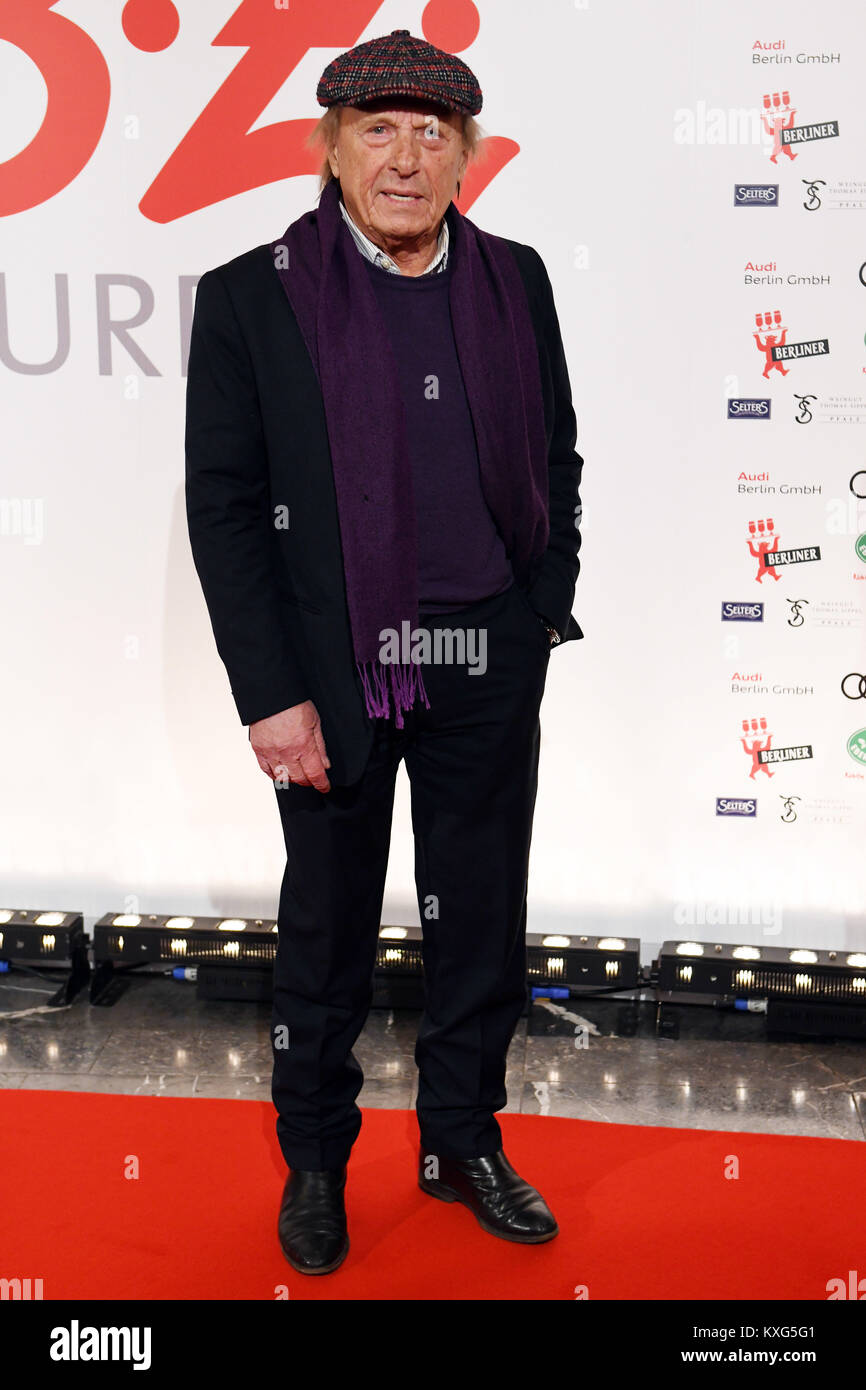 Berlin, Allemagne. 09Th Jan, 2018. L'acteur Claus Theo Gaertner arrive pour la cérémonie de remise des prix culture B.Z. à Berlin, Allemagne, 09 janvier 2018. Le prix est attribué à des personnalités, qui ont contribué à la diversité culturelle et artistique avec leurs réalisations extraordinaires. Dpa : Crédit photo alliance/Alamy Live News Banque D'Images