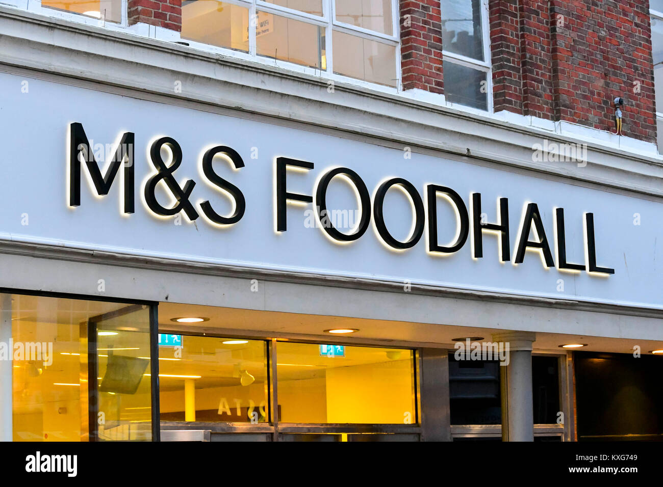 Weymouth, Dorset, UK. 9e janvier 2018. Marks & Spencer Foodhall shopfront sign in Weymouth, Dorset. Crédit photo : Graham Hunt/Alamy Live News. Banque D'Images