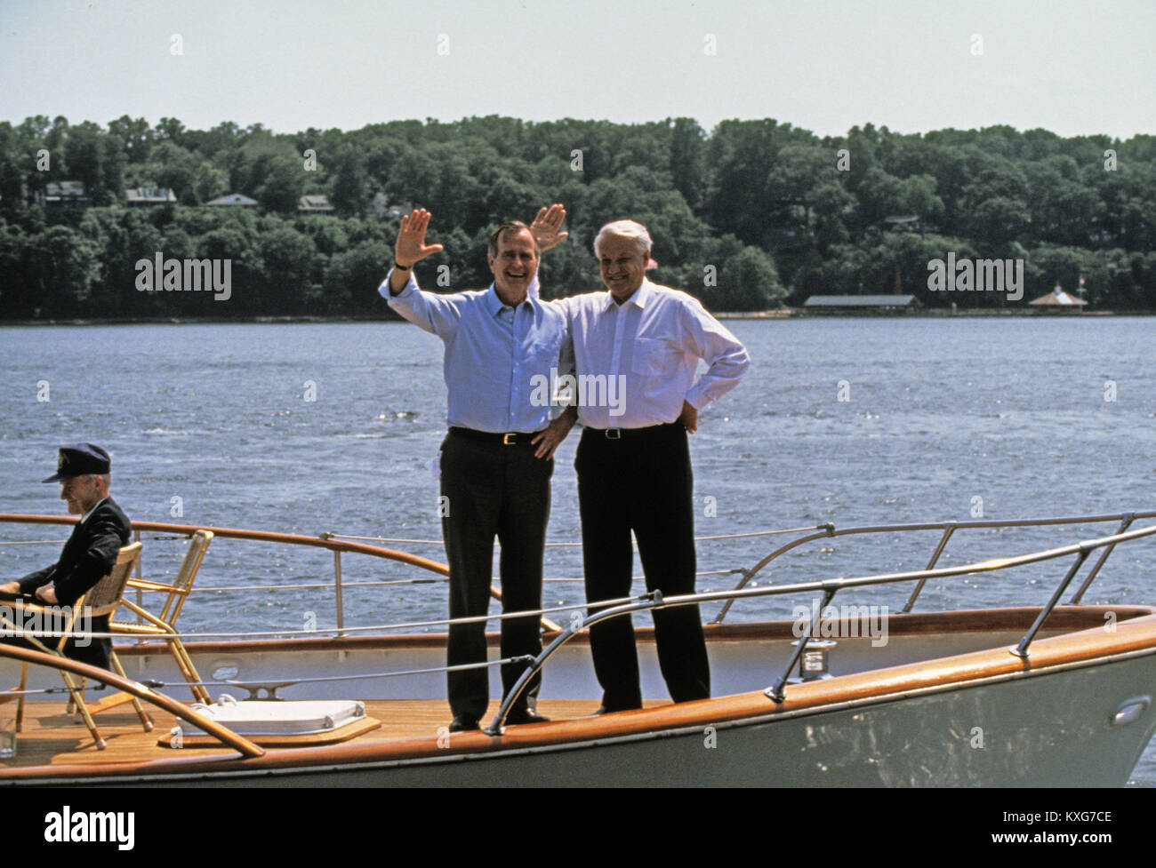 La rivière Severn, Maryland, USA. 17 Juin, 1992. Le président des États-Unis George H. W. Bush, à gauche, et le président Boris Eltsine, de la Fédération de Russie, la droite, le vague à l'photographes, qui prennent un tour de bateau sur la rivière Severn dans le Maryland le 17 juin 1992. Credit : Ron Sachs/CNP Crédit : Dennis Brack/CNP/ZUMA/Alamy Fil Live News Banque D'Images