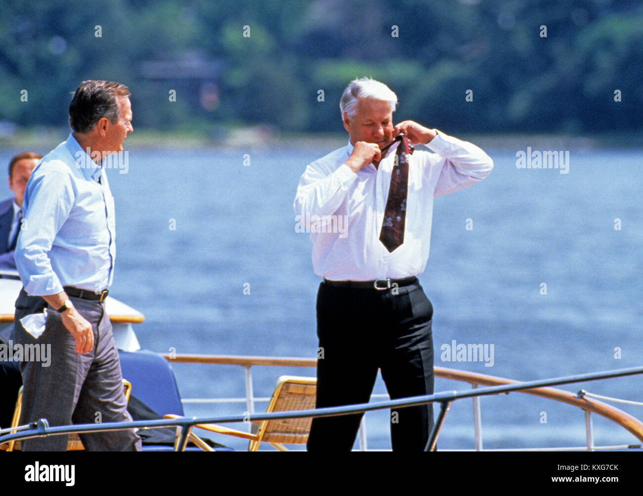 La rivière Severn, Maryland, USA. 17 Juin, 1992. Le président Boris Eltsine, de la Fédération de Russie, la droite, supprime sa cravate alors que lui et le président des États-Unis George H. W. Bush, à gauche, faire une balade en bateau sur la rivière Severn dans le Maryland le 17 juin 1992. Credit : Ron Sachs/CNP Crédit : Dennis Brack/CNP/ZUMA/Alamy Fil Live News Banque D'Images