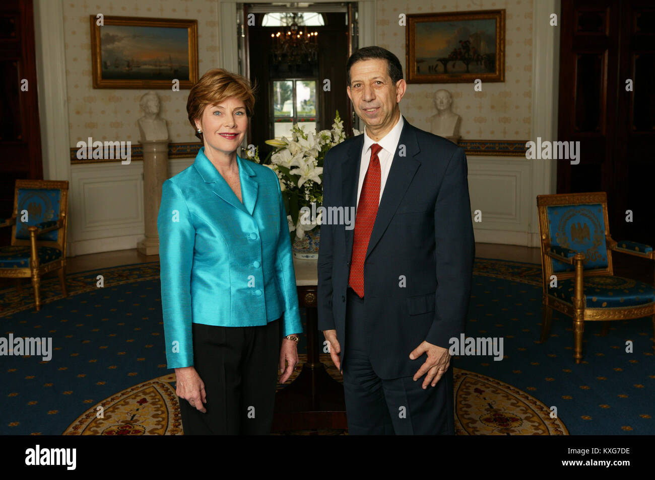 Washington, District de Columbia, Etats-Unis. 12 mai, 2004. Laura Bush, Ambassadrice Honoraire pour la Décennie de l'alphabétisation pose avec avec UNESCOÃ-s sous-directeur général pour la culture, Mounir Bouchenaki dans la salle bleue de la Maison Blanche, le mercredi 12 mai 2004.Crédit obligatoire : Tina Hager/White House via CNP Crédit : Tina Hager/CNP/ZUMA/Alamy Fil Live News Banque D'Images