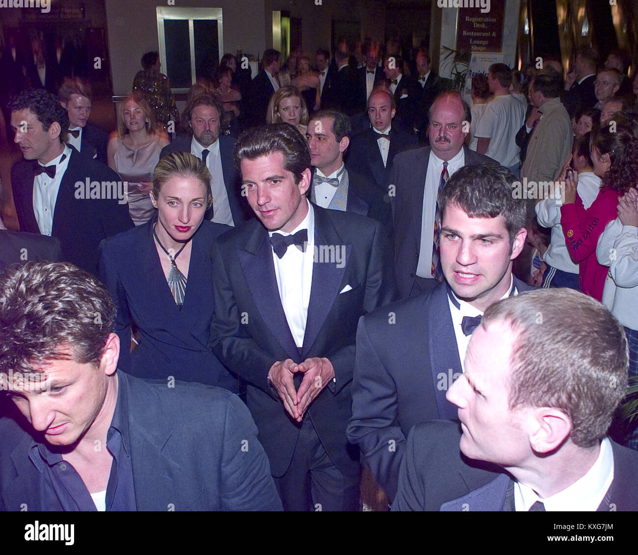 Washington, District de Columbia, Etats-Unis. 1er mai 1999. L'acteur Sean Penn, en bas à gauche, et John F. Kennedy, Jr. et son épouse, Carolyn Bessette Kennedy s'écarter le 1999 White House Correspondents Association Dîner à l'hôtel Hilton de Washington à Washington, DC le 1er mai 1999.Credit : Ron Sachs/CNP Crédit : Ron Sachs/CNP/ZUMA/Alamy Fil Live News Banque D'Images