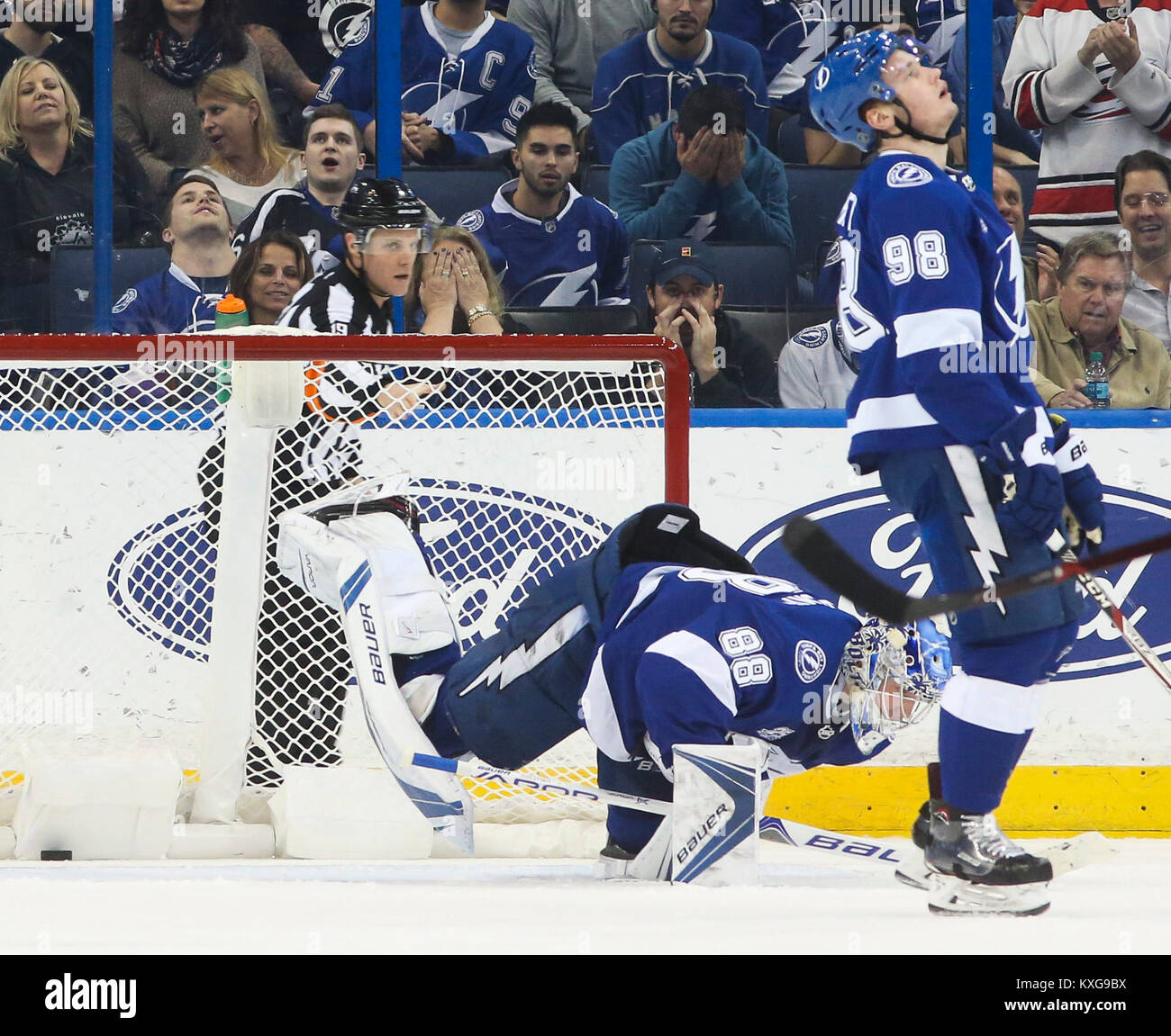 Tampa, Floride, USA. Jan 9, 2018. DIRK SHADD | fois .de Tampa Bay Andrei gardien Vasilevskiy (88) reste en bas avec la rondelle dans le filet comme le défenseur Mikhail Sergachev (98) regarde le score des Hurricanes de la Caroline de prendre l'avance 2-1 au cours de première période l'action à l'Amalie Arena à Tampa, mardi soir (le 01/09/18) Credit : Dirk Shadd/Tampa Bay Times/ZUMA/Alamy Fil Live News Banque D'Images