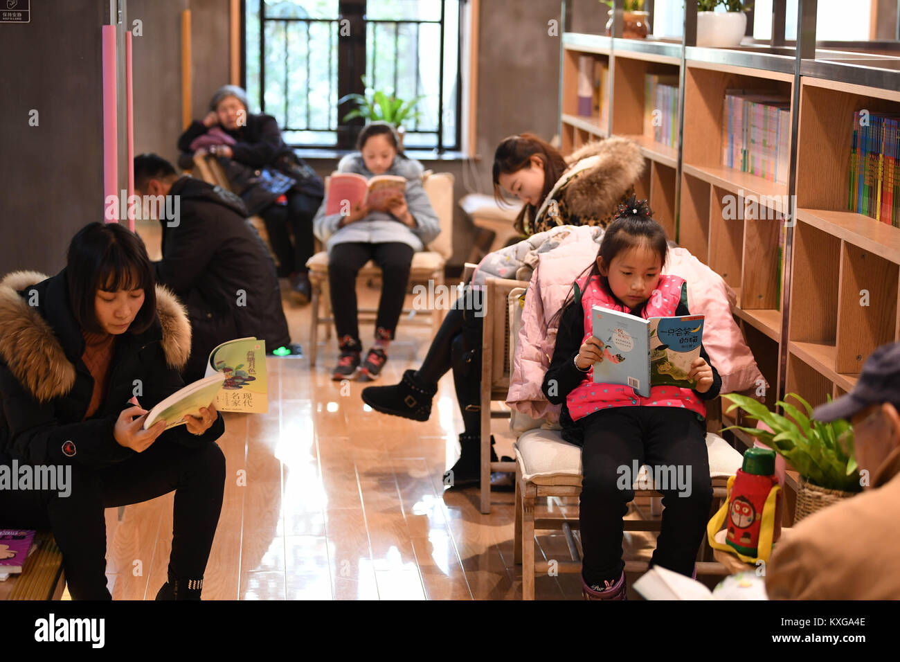 Hefei, Chine, Anhui Province. Jan 9, 2018. Les gens lisent des livres à un centre de lecture à Hefei, capitale de la Chine de l'est la province de l'Anhui, le 9 janvier 2018. Environ 100 centres de lecture sera établi à Hefei dans les deux prochaines années, agissant comme les deux bibliothèques et librairies pour les gens. Credit : Liu Junxi/Xinhua/Alamy Live News Banque D'Images