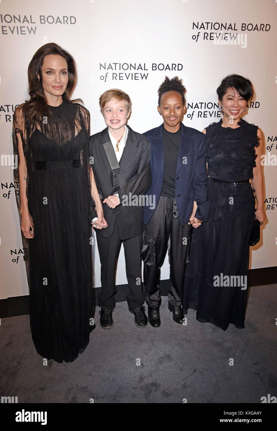 New York, NY, USA. Jan 9, 2018. Angelina Jolie, Shiloh Nouvel Jolie-Pitt, Zahara Jolie-Pitt, Loung Ung aux arrivées pour le National Board of Review Awards 2018, Cipriani 42nd Street, New York, NY 9 Janvier, 2018. Credit : Derek Storm/Everett Collection/Alamy Live News Banque D'Images