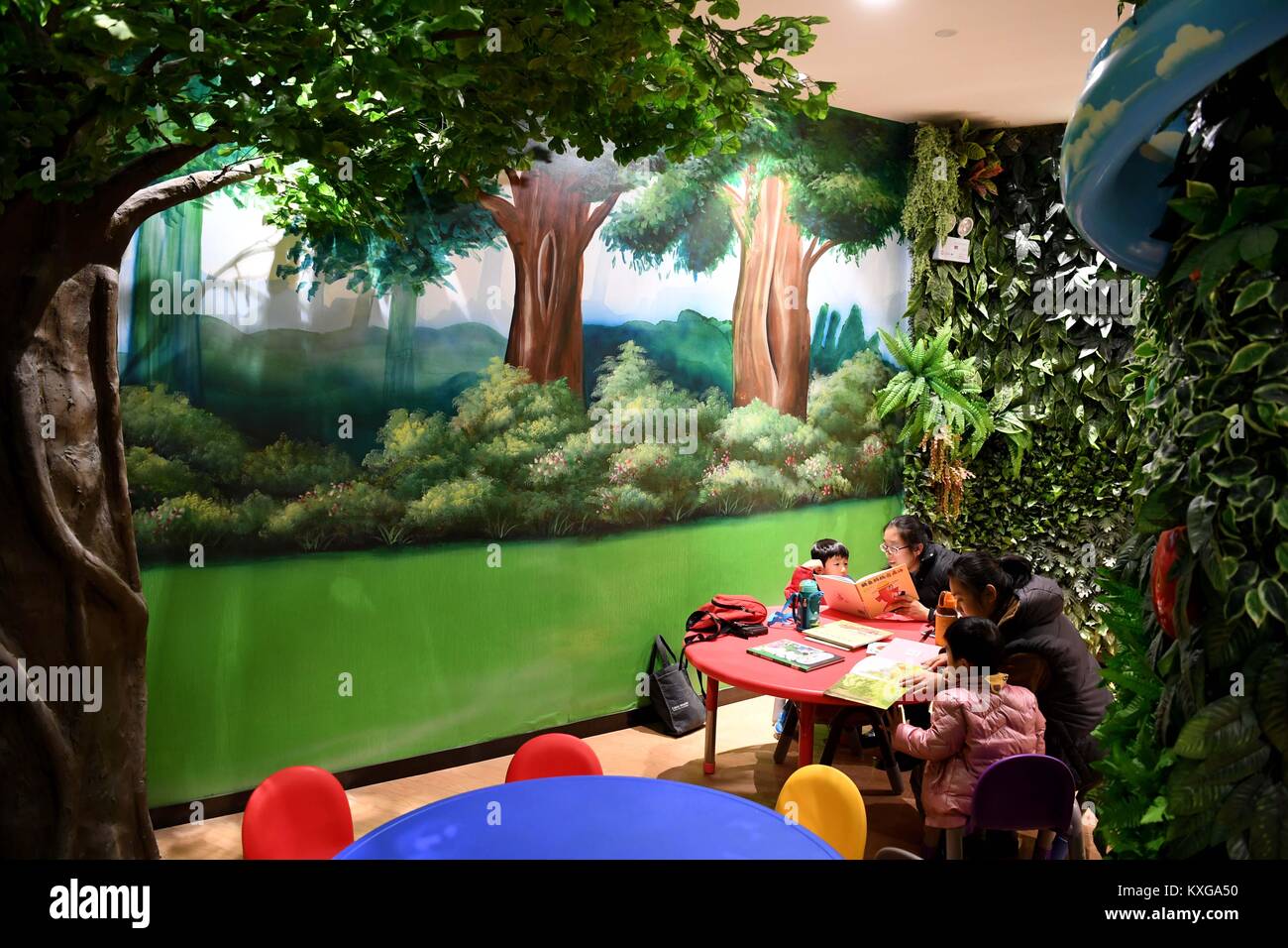 Hefei, Chine, Anhui Province. Jan 9, 2018. Les gens lisent des livres à un centre de lecture à Hefei, capitale de la Chine de l'est la province de l'Anhui, le 9 janvier 2018. Environ 100 centres de lecture sera établi à Hefei dans les deux prochaines années, agissant comme les deux bibliothèques et librairies pour les gens. Credit : Liu Junxi/Xinhua/Alamy Live News Banque D'Images