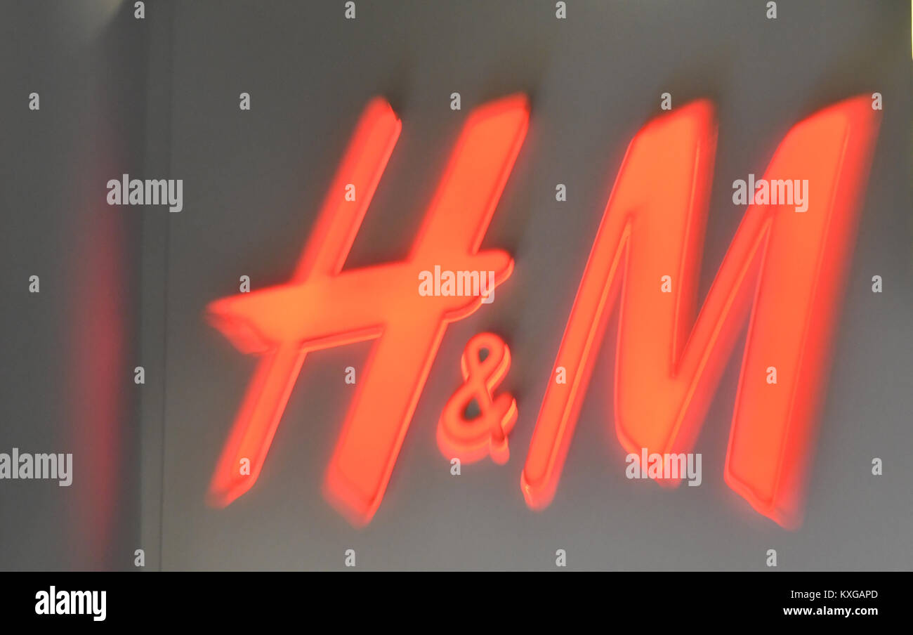 Berlin, Allemagne. 1er février, 2017. Le logo H&M peut être vu dans un magasin de la chaîne suédoise H&M (Hennes & Mauritz) à Berlin, Allemagne, 1 février 2017. La société veut se concentrer davantage sur les affaires en ligne et sur les plans de réduction du nombre de magasins. Crédit : Paul Zinken/dpa | dans le monde d'utilisation/dpa/Alamy Live News Banque D'Images