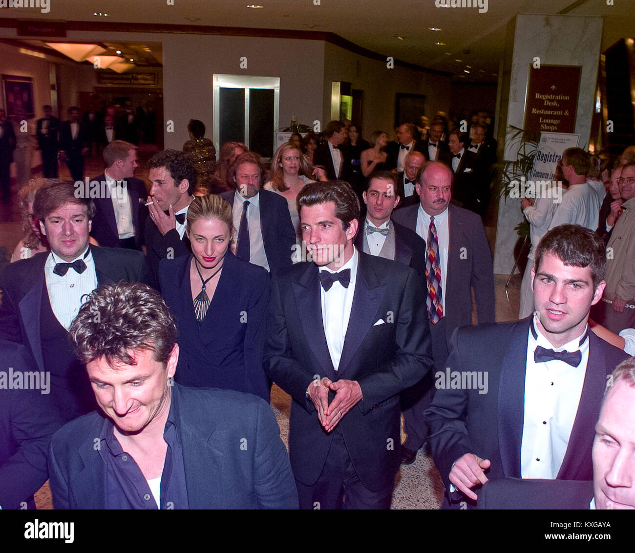 L'acteur Sean Penn, en bas à gauche, et John F. Kennedy, Jr. et son épouse, Carolyn Bessette Kennedy s'écarter le 1999 White House Correspondents Association Dîner à l'hôtel Hilton de Washington à Washington, DC, le 1 mai 1999. Credit : Ron Sachs/CNP - AUCUN FIL SERVICE · Photo : Ron Sachs/consolidé Nouvelles Photos/Ron Sachs - CNP Banque D'Images