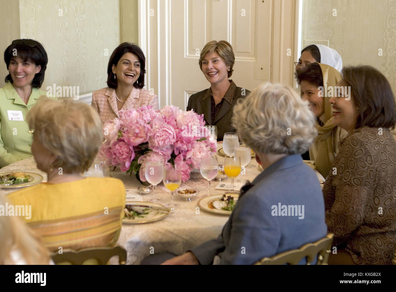 La Première dame Laura Bush organise un déjeuner pour l'States-Afghan Women's Council dans la salle à manger familiale situé dans le secteur d'habitation de la Maison Blanche à Washington, D.C. Mardi, 15 juin 2004. En compagnie de Mme Bush sont, dans le sens horaire à partir de la gauche : l'Honorable Zohra Rasekh, Mme Shamim Jawad, le Dr Habiba Sarabi, Mme Shurkia Amani et l'Honorable Shirin Tahir-Kheli, Mme Joyce Rumsfeld et Mme Diana Rowan. Crédit obligatoire : Tina Hagar / White House via CNP - AUCUN FIL SERVICE · Photo : Tina Agar/consolidé Nouvelles Photos/Tina Hagar - Maison Blanche Banque D'Images