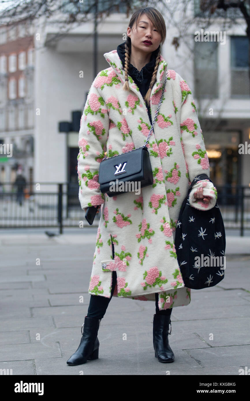 Street Style à partir de la troisième journée de la Semaine de la mode de  Londres 2018 AW Mens. Image montre Kelly Wong de la Chine. Elle porte un  manteau par Ryan