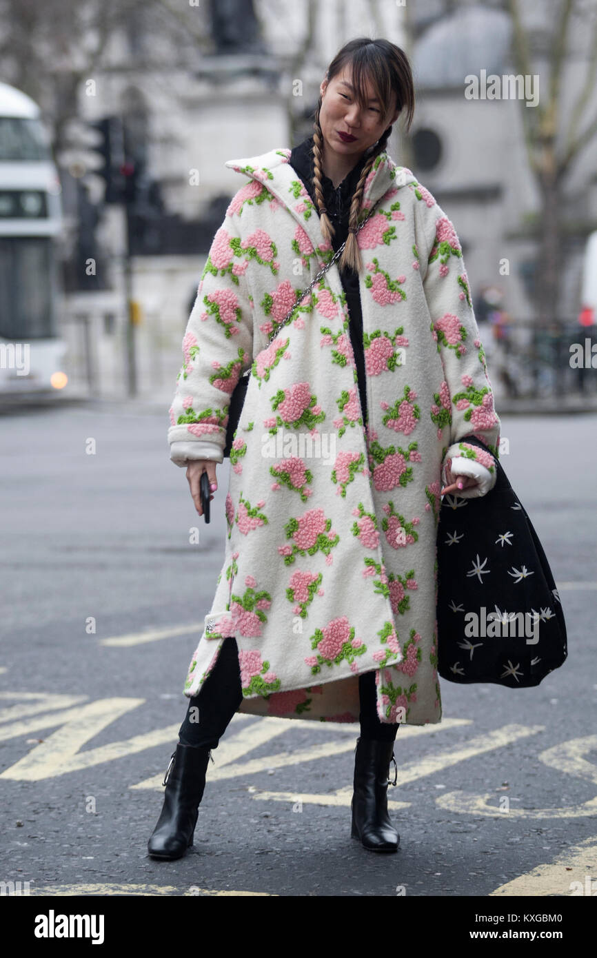 Street Style à partir de la troisième journée de la Semaine de la mode de  Londres 2018 AW Mens. Image montre Kelly Wong de la Chine. Elle porte un  manteau par Ryan