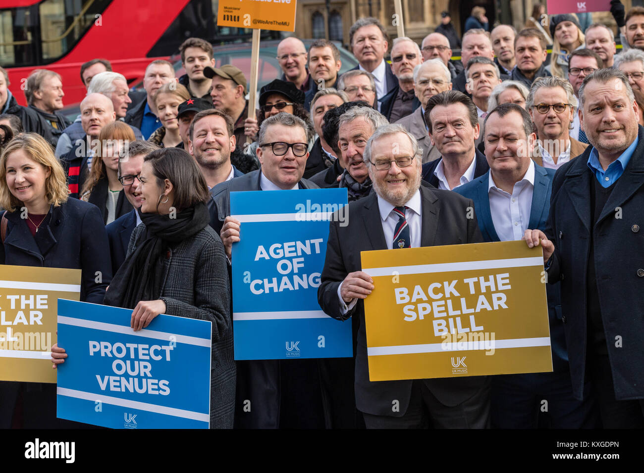 10 janvier 2018 Londres, menant à l'extérieur de la campagne chiffres musique du palais de Westminster, d'appuyer le projet de loi de John Spellar pour protéger la musique les lieux. John Spellar ifront est centre de la photo, Feargal Sharkey est derrière lui à droite Tom Watson, (lunettes) vice-chef du Parti du Travail est maintenant un "agent de changement" au centre à gauche de la bannière à sa droite est Nick Mason de Pink Floyd Crédit : Ian Davidson/Alamy Live News Banque D'Images