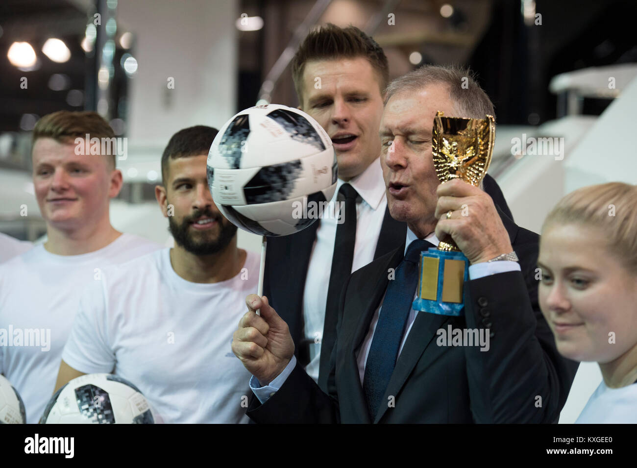 ExCel, Londres, Royaume-Uni. 10 janvier, 2018. Les cinq jours "London Boat Show s'ouvre avec l'invité Sir Geoff Hurst lancer le stand Sunseeker lancement. Sunseeker annoncent qu'ils seront partenaires officiels de la Coupe du Monde de la Russie en 2018. Credit : Malcolm Park/Alamy Live News. Banque D'Images