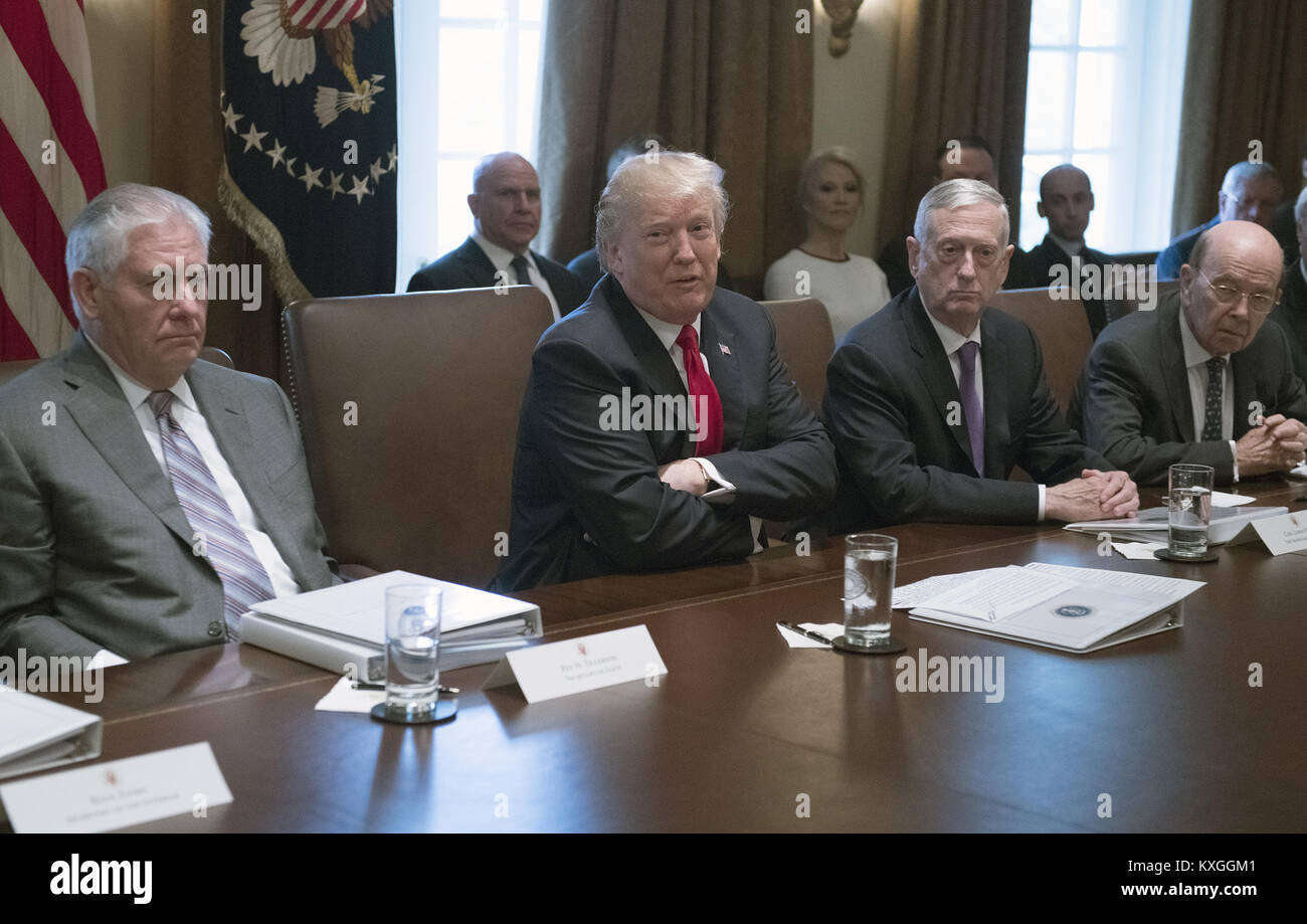 Washington, District de Columbia, Etats-Unis. 10 janvier, 2018. Le Président des Etats-Unis, Donald J. Trump ouvre les commentaires comme il est titulaire d'une réunion du Cabinet dans la salle du Cabinet de la Maison Blanche à Washington, DC le mercredi 10 janvier 2018. Sur la photo de gauche à droite : le secrétaire d'Etat américain Rex Tillerson ; Président ; Trump le secrétaire américain de la Défense Jim Mattis, et secrétaire au Commerce Wilbur Ross.Credit : Ron Sachs/Piscine via CNP Crédit : Ron Sachs/CNP/ZUMA/Alamy Fil Live News Banque D'Images