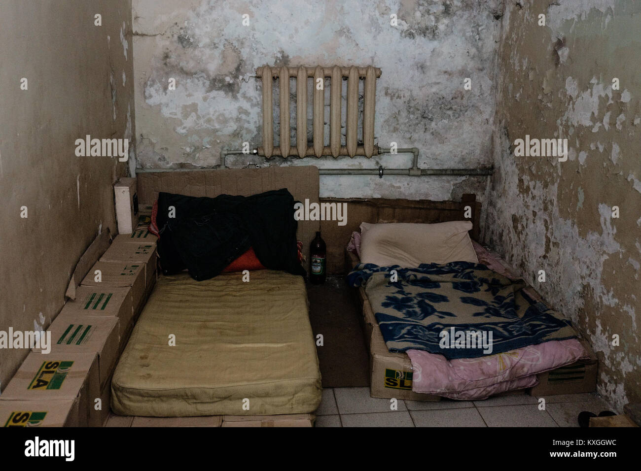 Donbass Donetsk, Ukraine. Apr 15, 2015. Deux hommes vivent dans cette petite chambre, mais ils n'étaient pas là pour le moment.Le conflit entre la Fédération et les rebelles des forces dans le bras ukrainien Donbass Région de l'Est de l'Ukraine a été la carbonisation sur depuis 2014. Des dizaines de milliers de résidents a fait des sans-abri en raison de ce conflit et beaucoup cherchent la sécurité dans les bunkers souterrains en cas de bombardement. Credit : Yves Choquette/SOPA/ZUMA/Alamy Fil Live News Banque D'Images