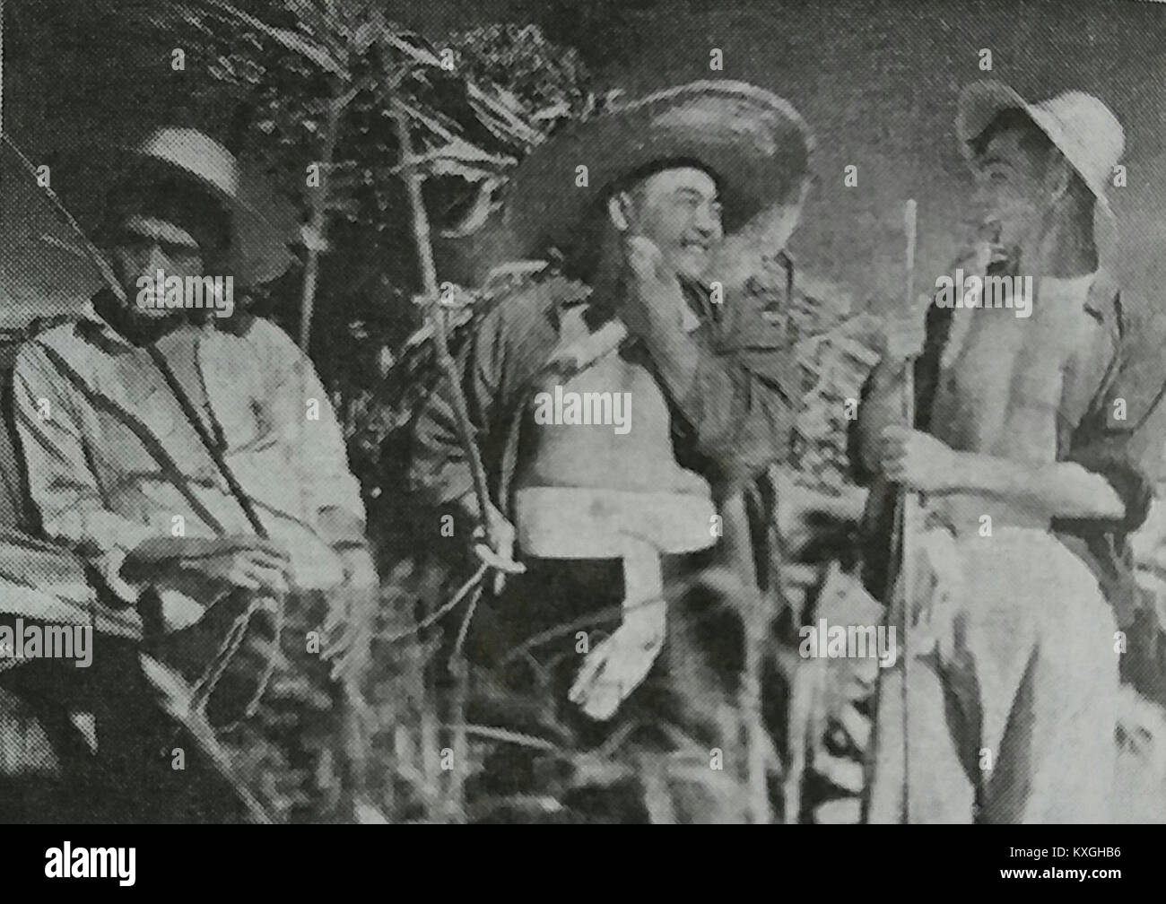 Une production tirée du film chinois Top Gun (Zhuang Zhi Ling Yun) montre une scène mettant en vedette des acteurs principaux en uniforme de vol, représentant des thèmes de l'aviation et de l'héroïsme. Banque D'Images