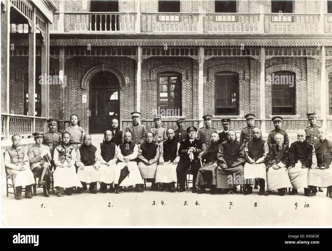 Le titre fait référence à une inspection ou à un examen de l'armée, représentant des responsables militaires effectuant un examen formel des troupes en formation. Banque D'Images
