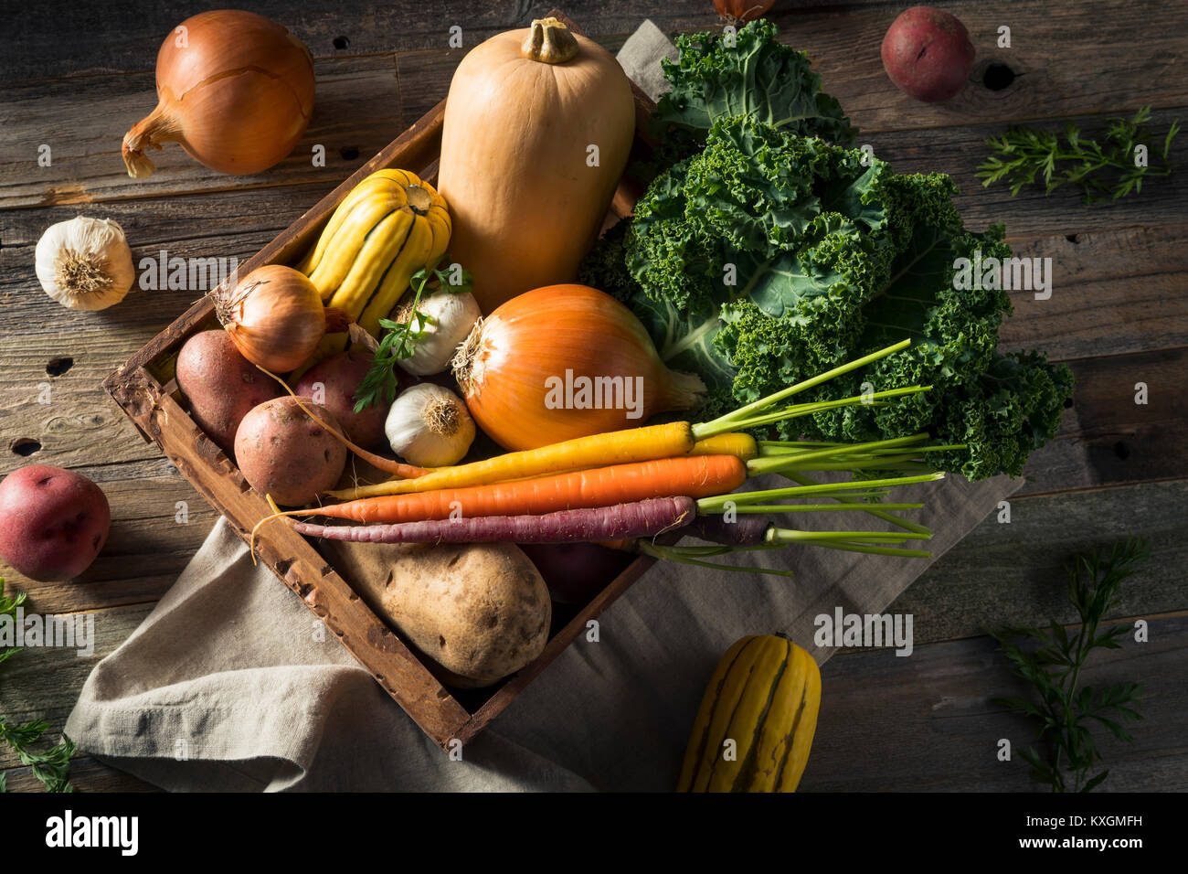 Marché des producteurs de matières premières d'hiver biologique fort avec des pommes de terre à l'Oignon l'ail et le chou frisé Courge Banque D'Images