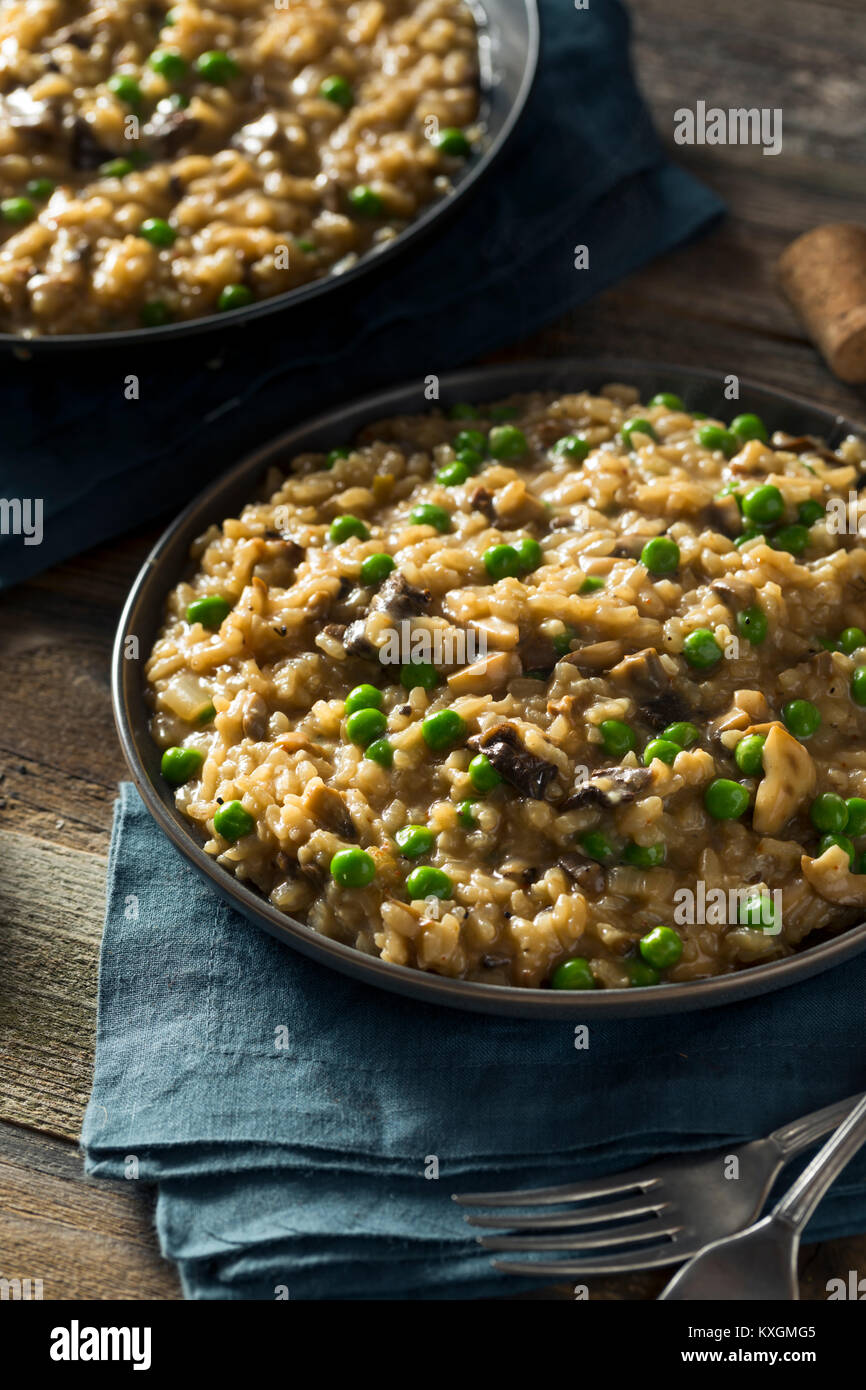 Risotto aux champignons salés faits maison avec des petits pois et des oignons Banque D'Images