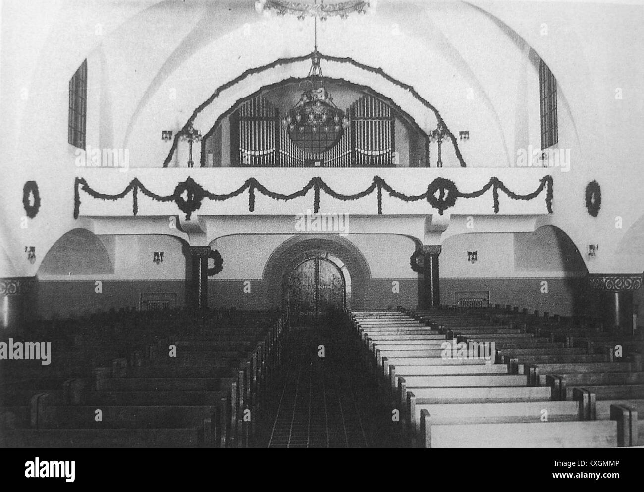 Vue intérieure de l'église évangélique allemande de Qingdao, présentant l'architecture ecclésiastique du début du XXe siècle, les vitraux et l'artisanat en bois typique des églises protestantes de l'époque. Banque D'Images