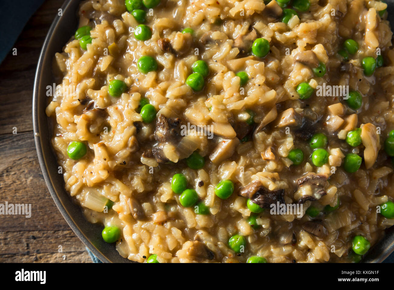 Risotto aux champignons salés faits maison avec des petits pois et des oignons Banque D'Images