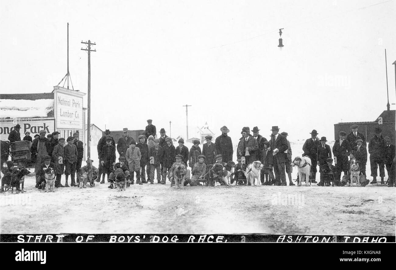 Une photographie de 1917 montrant des garçons à la ligne de départ d'un Footrace, capturant les sports et les activités sportives des jeunes du début du XXe siècle dans un cadre communautaire. Banque D'Images