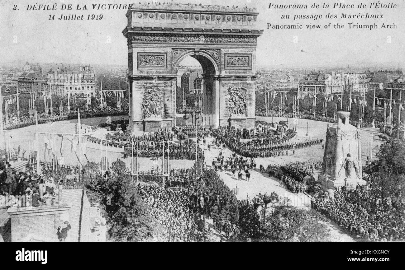 Une photographie de 1919 du défilé de la victoire organisé en France après la première Guerre mondiale, documentant le personnel militaire et les célébrations nationales marquant la fin de la guerre. Banque D'Images