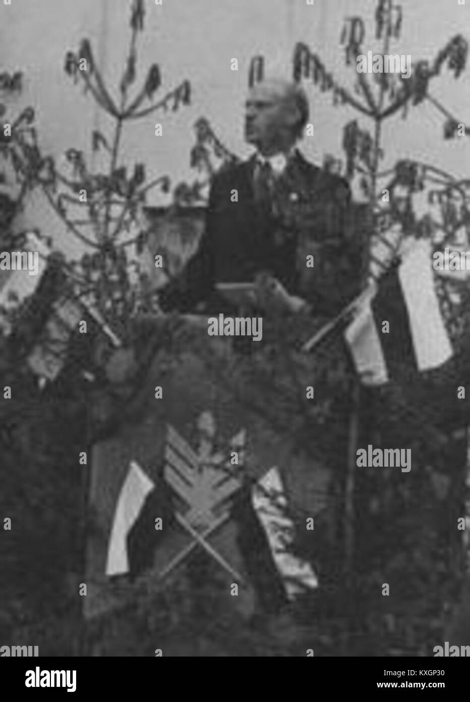 Une photographie commémorative de 1938 marquant le 51e anniversaire du gymnase Queen Sophia à Sanok, en Pologne, prise par le photographe Edmund Słuszkiewicz, montrant le personnel et les élèves réunis devant le bâtiment de l'école. Banque D'Images