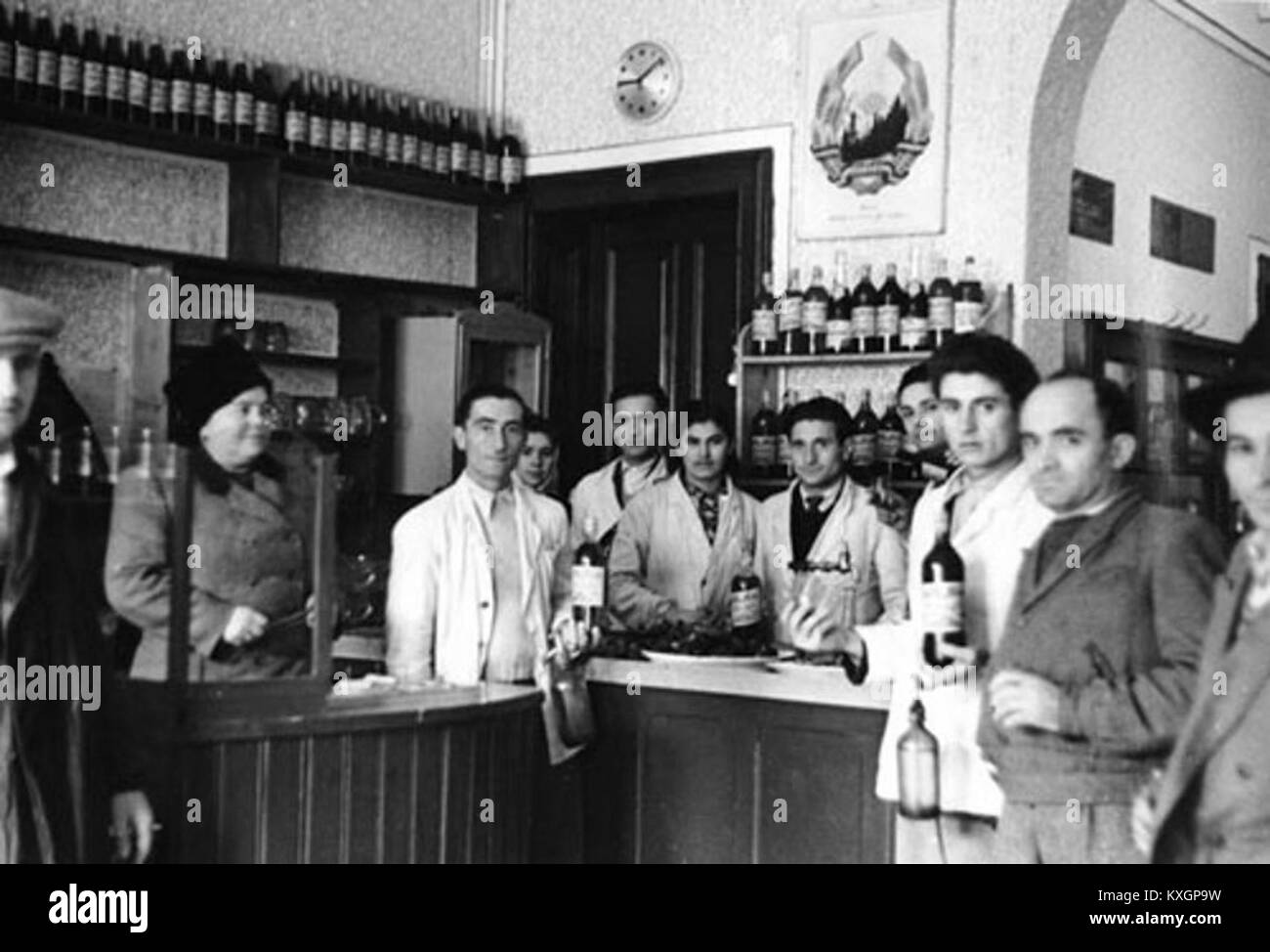 Photographie de 1950 montrant la section restauration d'une coopérative de consommateurs roumaine, illustrant l'organisation sociale d'après-guerre et l'activité économique de l'État en Roumanie. Banque D'Images