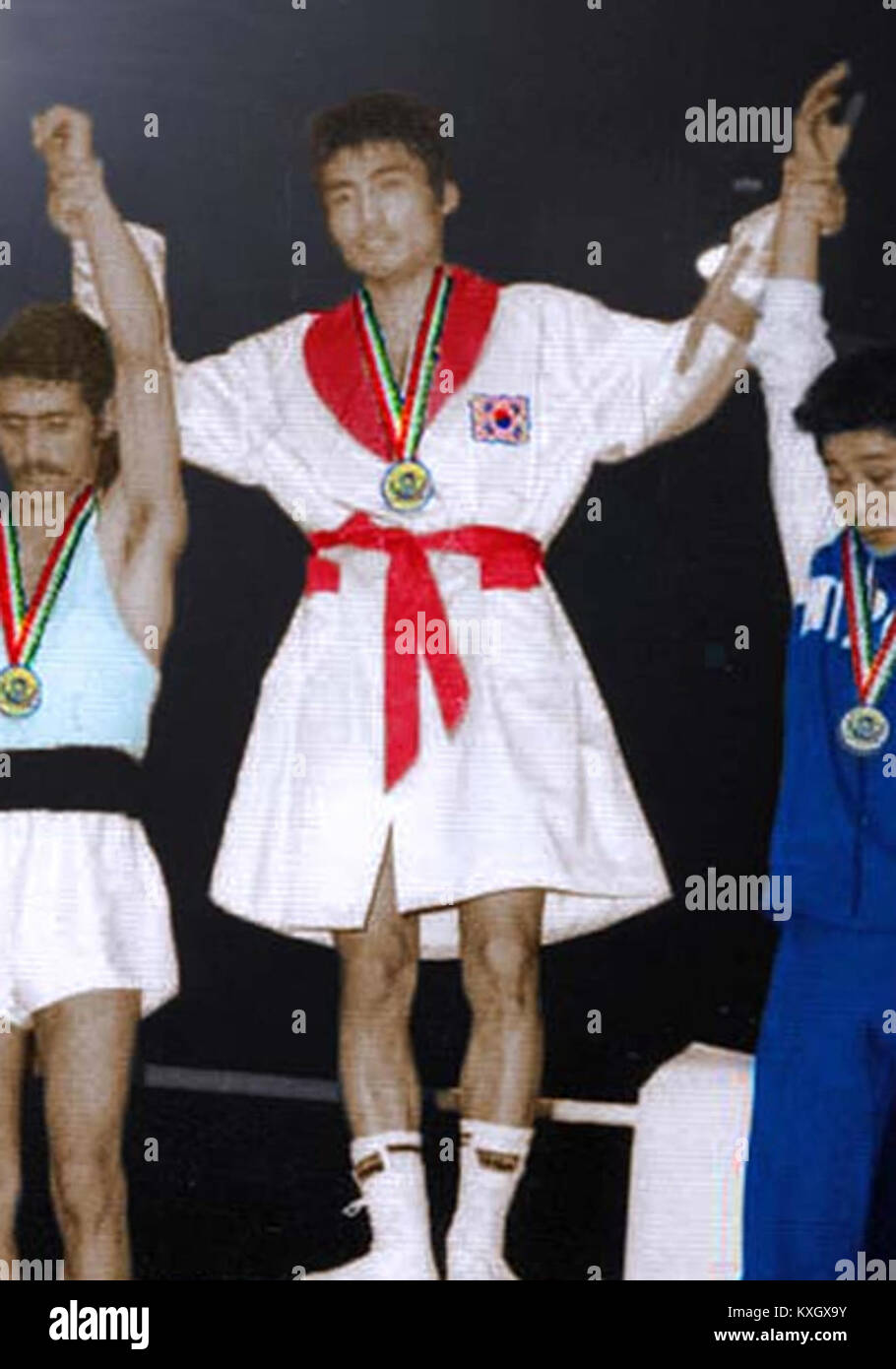 Cette image capture la cérémonie de remise des médailles pour l'épreuve de boxe de 48 kg aux Jeux asiatiques de Téhéran 1974, montrant Abdolreza Ansari, Park Chan-hee et Noboru Uchiyama debout sur le podium. Banque D'Images