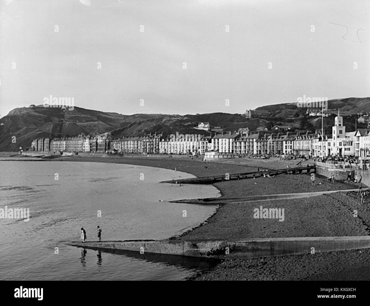 Une photographie du front de mer à Aberystwyth, pays de Galles, montrant la promenade, la plage et l'architecture côtière. La vue capture les bâtiments de l'époque victorienne de la ville et le littoral pittoresque le long de la baie de Cardigan. Banque D'Images