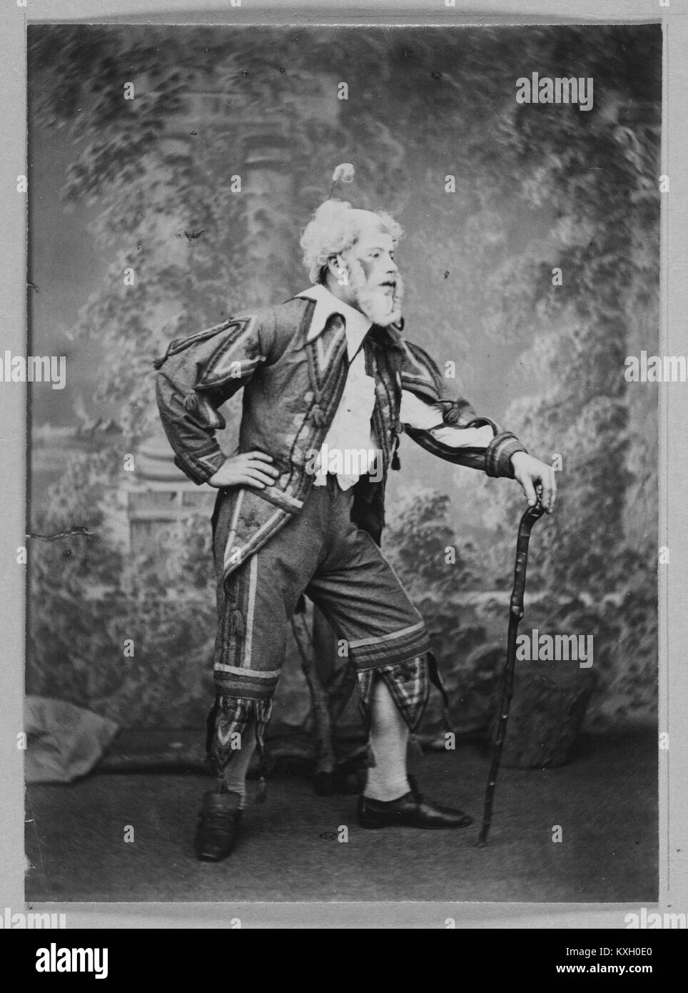 Image de la collection Weir représentant un acteur habillé en homme âgé, illustrant la conception de costumes de théâtre historiques et les traditions artistiques. Banque D'Images