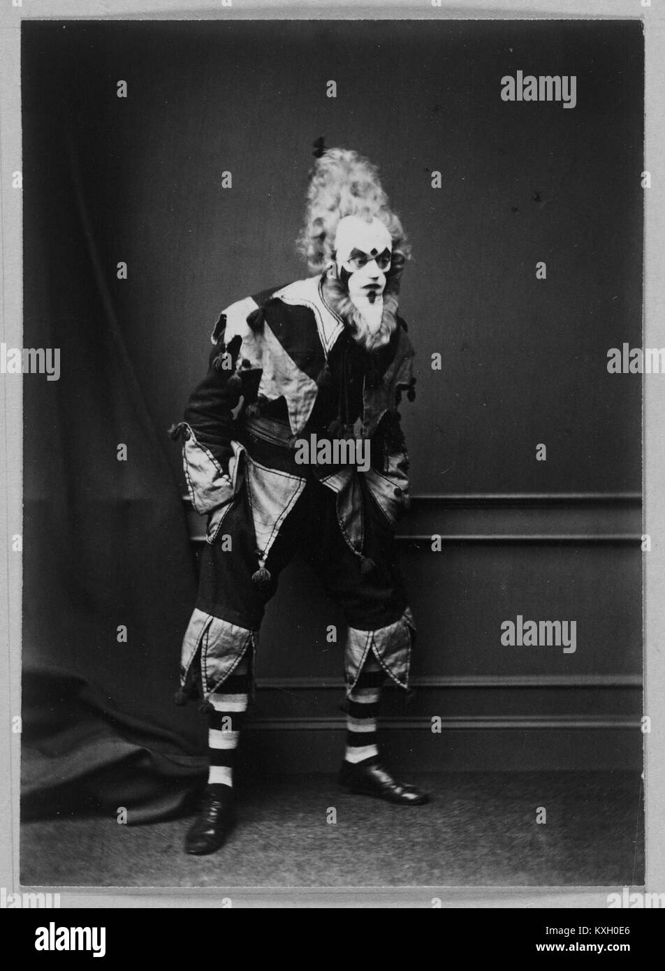 Photographie d'un acteur clown de la collection Weir, illustrant une performance théâtrale et la tradition du clown. Banque D'Images