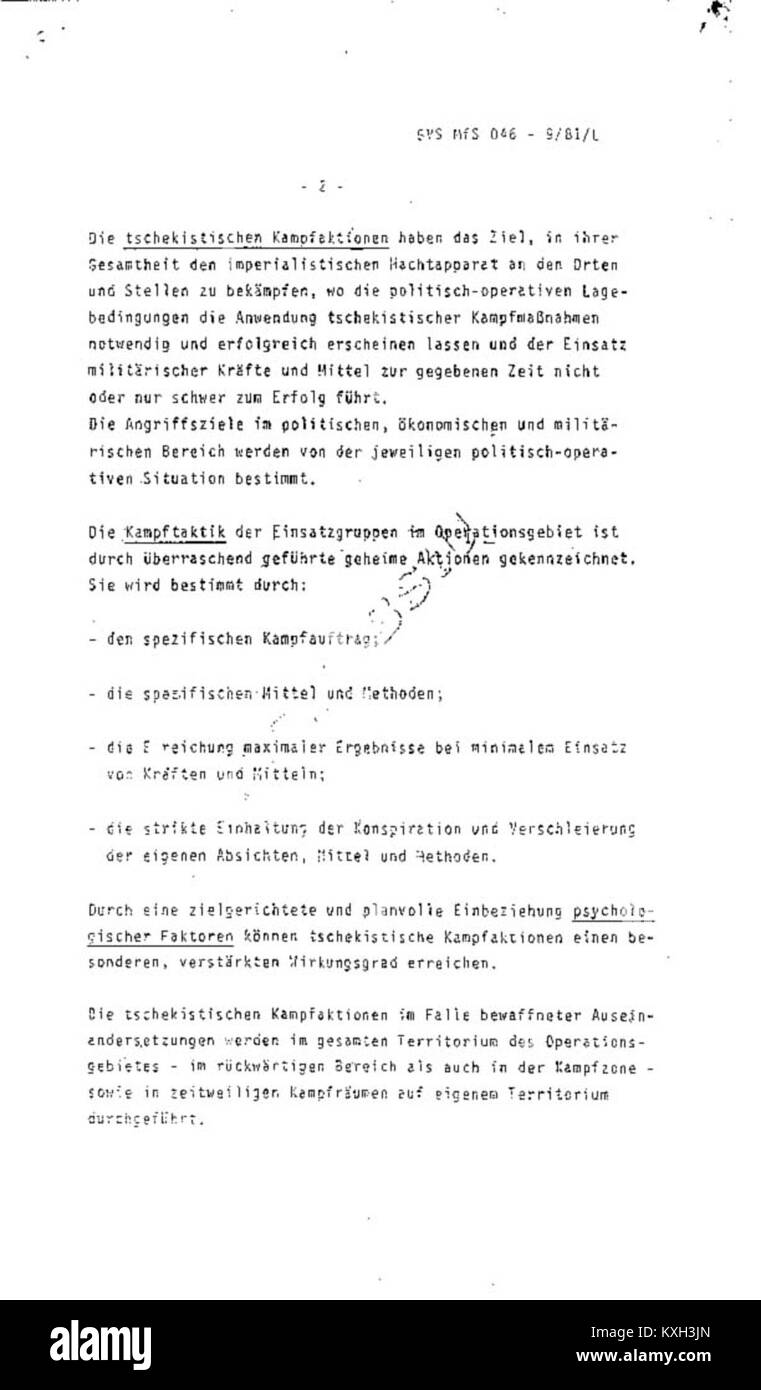 Un document allemand de la seconde Guerre mondiale décrivant les principes opérationnels et les principales tâches des Einsatzgruppen dans les territoires occupés. Il détaille les objectifs, la structure et les procédures de l’organisation dans le contexte des opérations militaires et policières. Banque D'Images