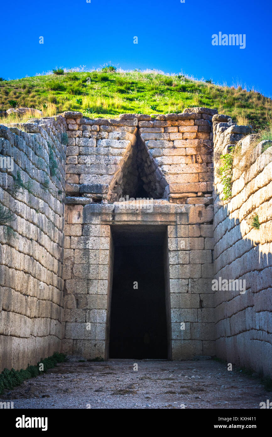 Le site archéologique de Mycènes, près du village de Mykines, avec des tombes anciennes, murs géants et la célèbre porte des lions, Péloponnèse, Grèce Banque D'Images