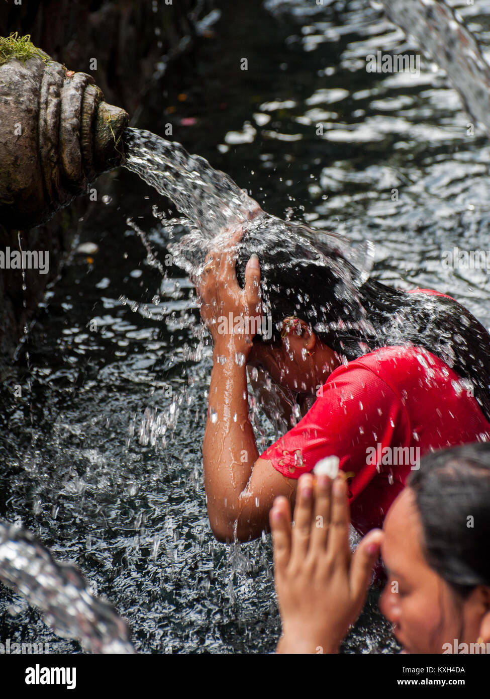 Les balinais dans l'eau de source saint de bassin sacré à Pura Temple Tirta Empul, Tampaksiring, Bali, Indonésie Banque D'Images