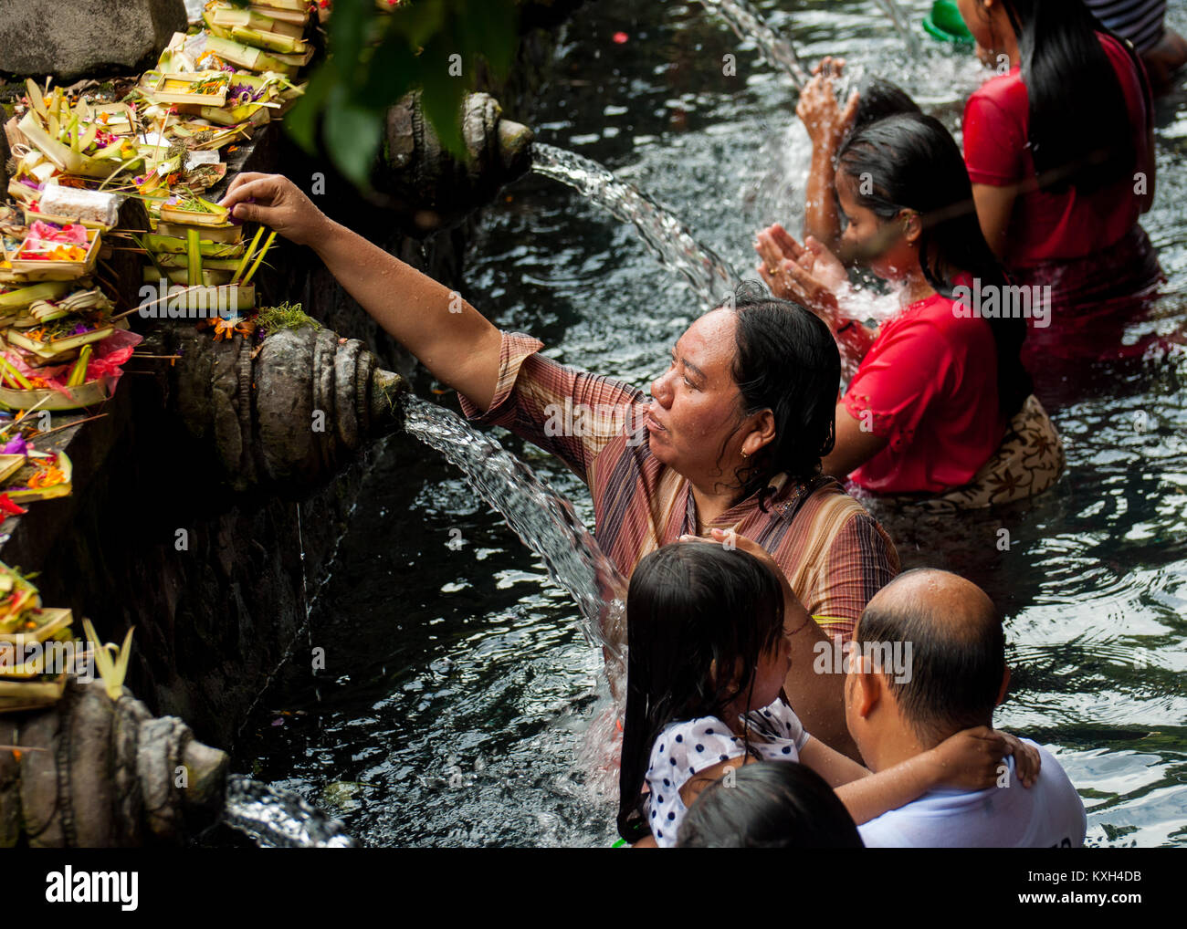 Les balinais dans l'eau de source saint de bassin sacré à Pura Temple Tirta Empul, Tampaksiring, Bali, Indonésie Banque D'Images