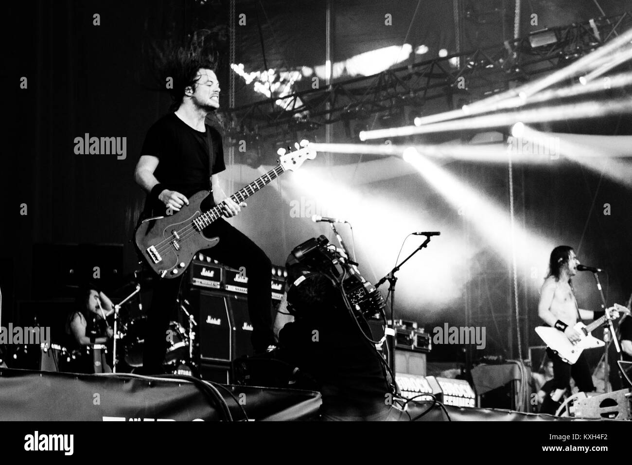 Airbourne se produit au festival Eurockéennes de Belfort 2013 en France, présentant de la musique rock à un public en direct. Banque D'Images
