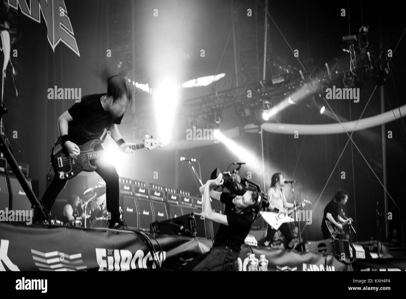 Photographie du groupe de rock australien Airbourne jouant en concert au festival de musique Eurockéennes de Belfort en 2013, capturant l'éclairage de scène, les instruments et l'énergie de la foule. Banque D'Images